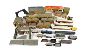 MODEL RAILWAY - COLLECTION OF TRACKSIDE ACCESSORIES & WAGONS