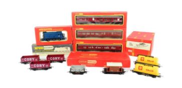 MODEL RAILWAY - COLLECTION OF OO GAUGE LOCOS & ROLLING STOCK
