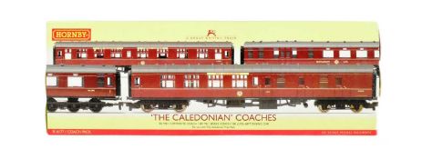 MODEL RAILWAY - HORNBY OO GAUGE MODEL RAILWAY COACH SET