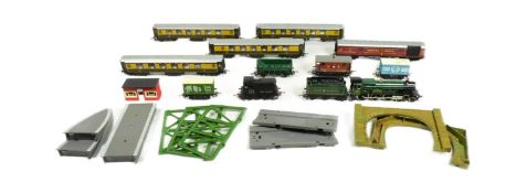 MODEL RAILWAY - COLLECTION OF OO GAUGE LOCOS & ACCESSORIES