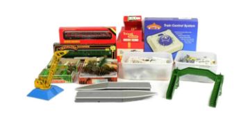 MODEL RAILWAY - COLLECTION OF OO GAUGE TRACKSIDE ACCESSORIES