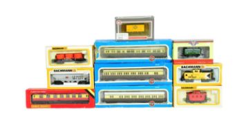 MODEL RAILWAY - COLLECTION OF OO GAUGE ROLLING STOCK