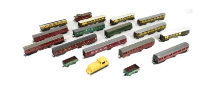 MODEL RAILWAY - COLLECTION OF OO GAUGE ROLLING STOCK