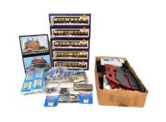 MODEL RAILWAY - COLLECTION OF BACHMANN COACHES & ASSORTED ACCESSORIES
