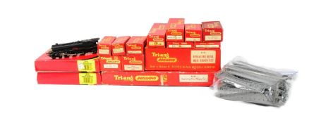 TRIANG RAILWAYS - COLLECTION OF 00 GAUGE ITEMS