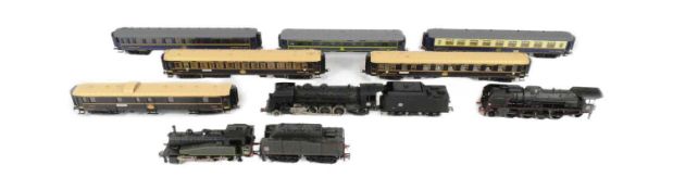MODEL RAILWAY - OO GAUGE MODEL RAILWAY LOCOMOTIVES & CARRIAGES