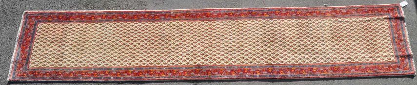 20TH CENTURY NORTH WEST PERSIAN ISLAMIC ARAK RUNNER RUG