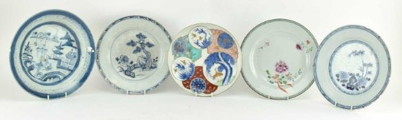 COLLECTION OF FIVE BLUE & WHITE JAPANESE & CHINESE PLATES