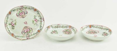 PAIR OF 18TH CENTURY CHINESE EXPORT PORCELAIN SAUCERS & MATCHED SMALL PLATTER