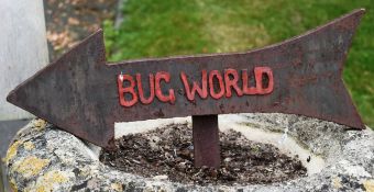 FORMER BRISTOL ZOO GARDENS - CAST IRON 'BUG WORLD' SIGN POST