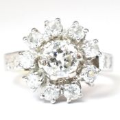 18CT GOLD & DIAMOND CLUSTER RING