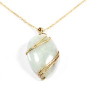 9CT GOLD & JADE PENDANT ON 18CT GOLD NECKLACE CHAIN