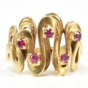 18CT GOLD & RUBY MEANDER RING