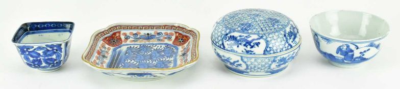 GROUP OF FOUR CHINESE / JAPANESE CERAMIC PIECES 清/明治 青花伊万里盘子和青花茶碗