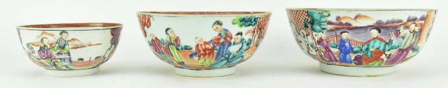 THREE 18TH / 19TH CENTURY MANDARIN PALETTE BOWLS 清 乾隆 广彩人物碗三件