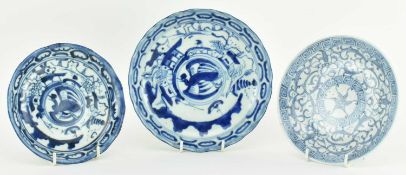 THREE QING / REPUBLIC PERIOD BLUE AND WHITE PLATES 清/民国 青花山水盘两个