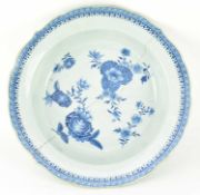 LARGE 18TH CENTURY BLUE AND WHITE SERVING DISH 乾隆 青花花卉大盘