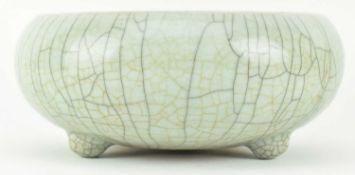 LARGE QING GUAN-TYPE CRACKLE GLAZED TRIPOD BRUSH WASHER 清 仿哥釉三足洗