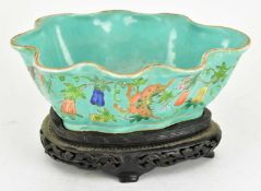 QING TURQUOISE GROUND FAMILLE ROSE SCALLOPED BOWL 清 松石绿地粉彩瓜瓞连绵碗