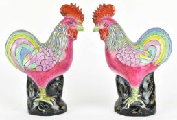 PAIR OF QING DYNASTY FAMILLE ROSE ROOSTERS 清 粉彩雄鸡一对
