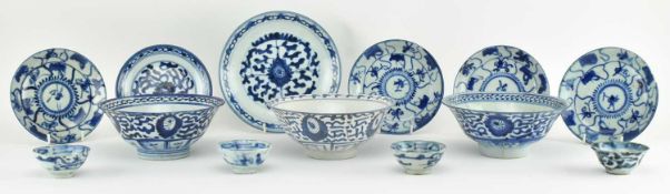 COLLECTION OF BLUE AND WHITE CERAMICS 清 青花碗 碟子和酒杯