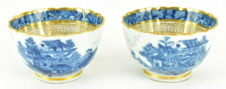 PAIR OF QING QIANLONG PERIOD BLUE AND WHITE CUPS 清 乾隆青花杯一对