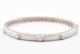 18CT WHITE GOLD & DIAMOND HINGED BANGLE