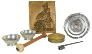 COLLECTION OF ASSORTED MILITARIA