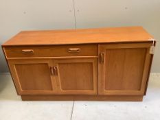 A mid century G Plan teak circular extending dining table, diameter 122cm, four chairs and