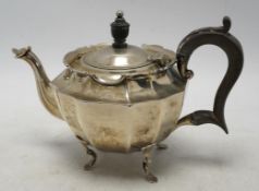 An Edwardian silver bachelor's teapot, Barker Brothers, Birmingham, 1906, gross weight 11.2oz.