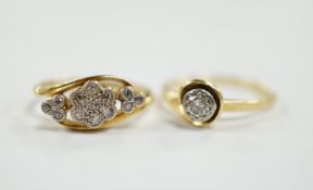 An 18ct, plat and millegrain set triple diamond cluster crossover ring, size K and an 18ct gold