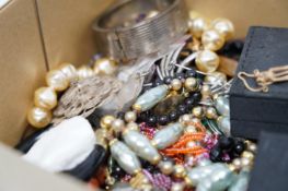 A 14k and nephrite set clip and a quantity of assorted mainly costume jewellery, including malachite