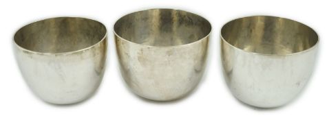 A graduated set of three Victorian silver tumbler cups, by George Gilliam?, London, 1891, 60mm et