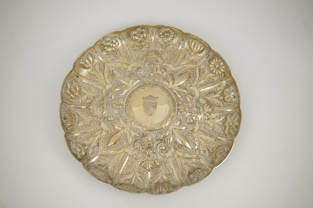 A late 19th/early 20th century Portuguese 833 standard embossed silver shallow dish, decorated - Image 3 of 5