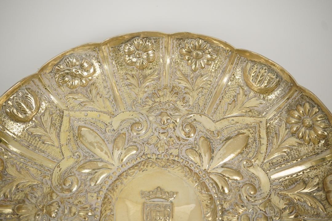 A late 19th/early 20th century Portuguese 833 standard embossed silver shallow dish, decorated - Image 4 of 5