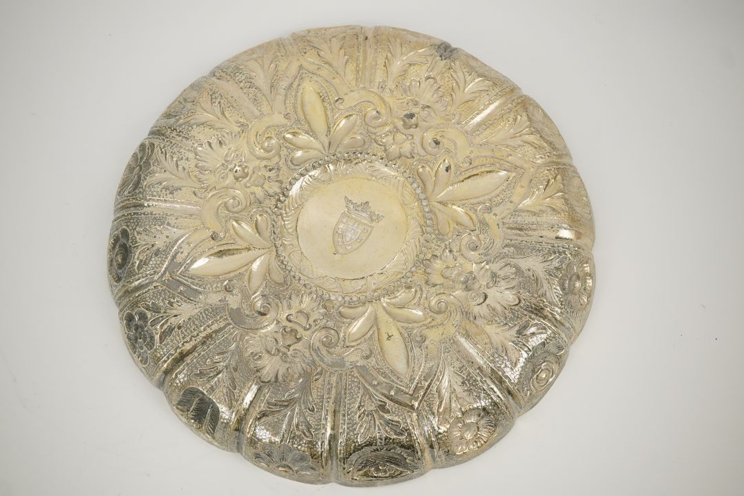 A late 19th/early 20th century Portuguese 833 standard embossed silver shallow dish, decorated - Image 5 of 5