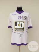 Etienne Capoue signed white and purple Toulouse no.29 away shirt, 2012-13,