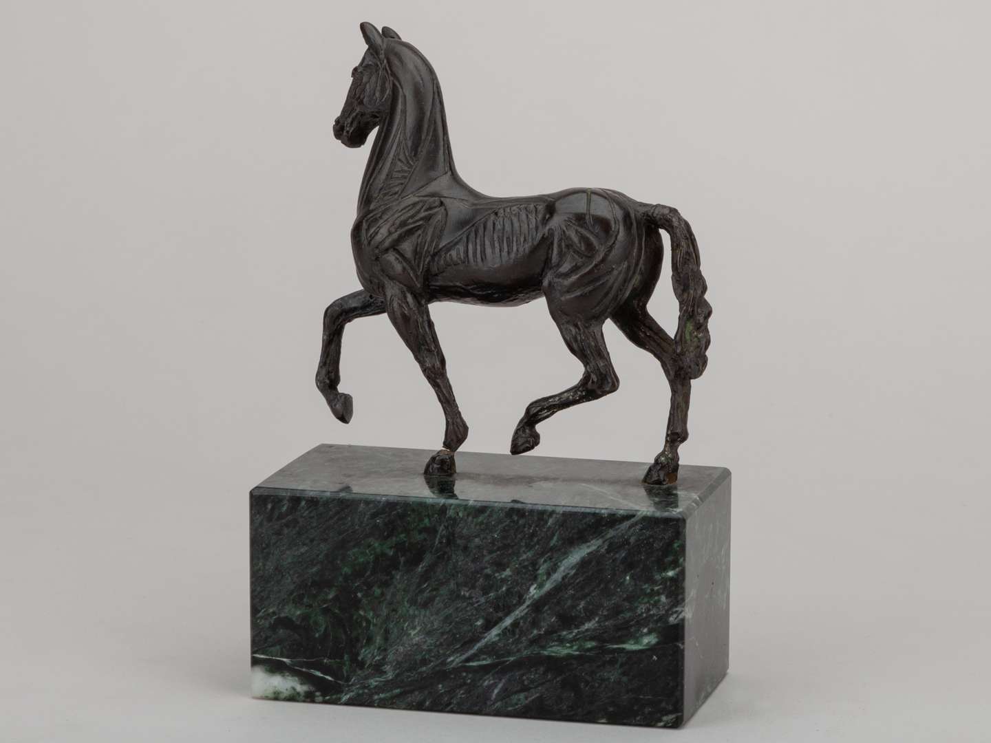 Winning jockey's trophy awarded to Pat Eddery for victory on Sheikh Albadou, Breeders' Cup Sprint. - Image 2 of 3