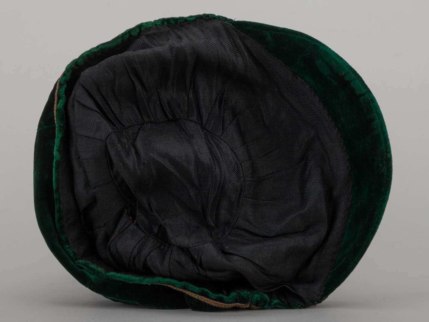 A green velvet England cap, 1908. - Image 4 of 4