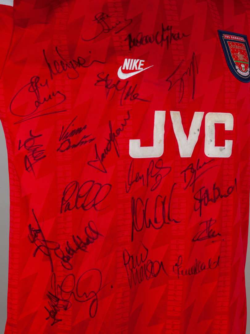 Red and white No.6 Arsenal autographed short-sleeved shirt 1995-96 - Image 4 of 6