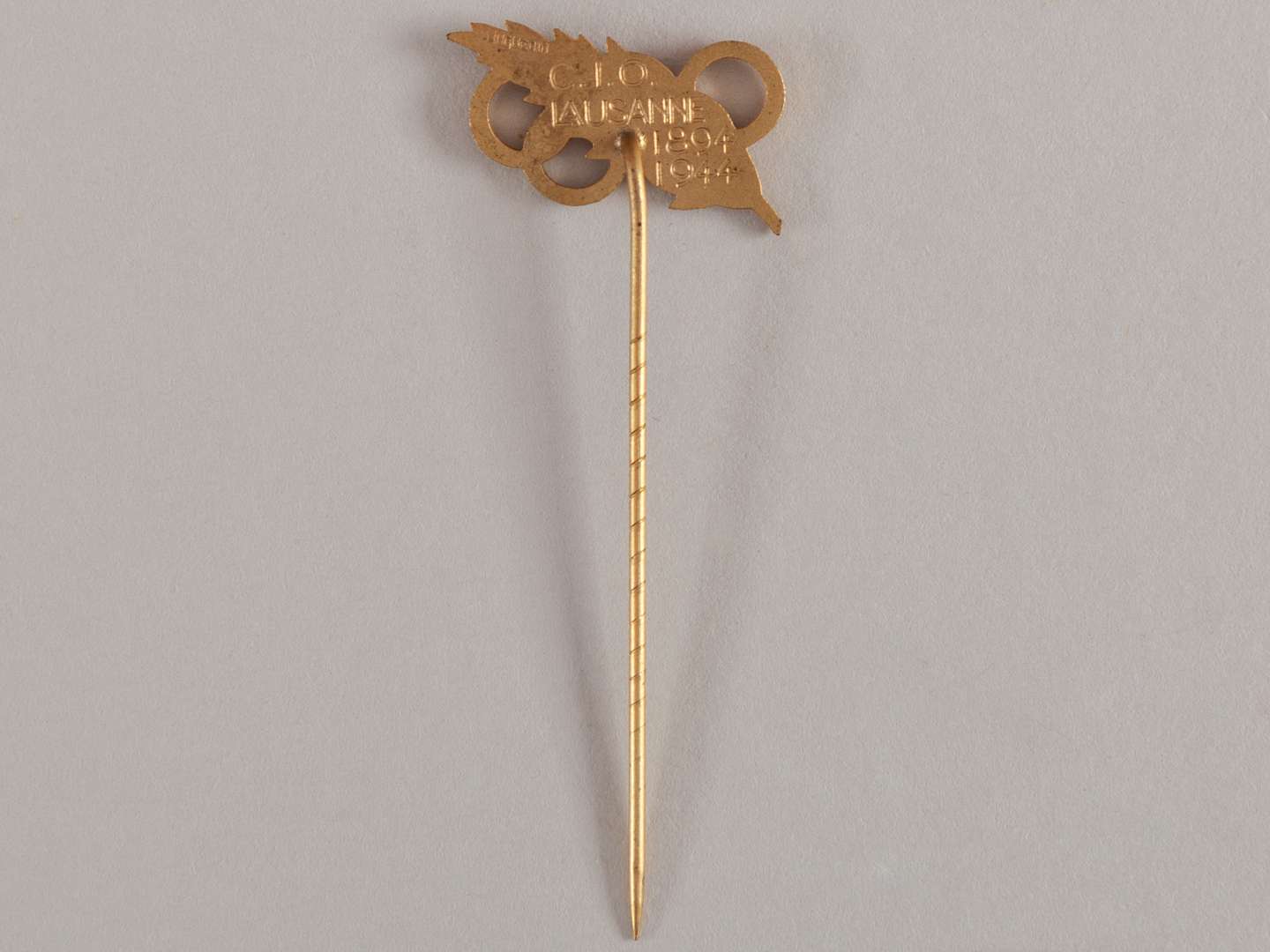 Gilt stick pin commemorating the 50th Anniversary of the International Olympic Committee. - Image 2 of 2
