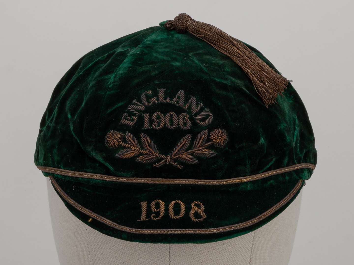 A green velvet England cap, 1908. - Image 2 of 4