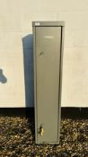 A COUNTRYMAN 4 GUN STEEL SECURITY CABINET, W 30CM X D 25CM X H 140CM.