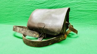 A GOOD QUALITY LEATHER CARTRIDGE BAG.