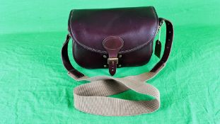 A GOOD QUALITY LEATHER CARTRIDGE BAG