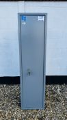 BRATTONSOUND 7 GUN SECURITY CABINET WITH TOP BOX AND KEYS.