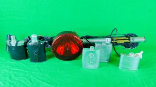 A GROUP OF 5 MIXED HIP FLASKS ALONG WITH A ROOF MOUNTED FOXING LAMP