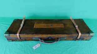BRASS BOUND LEATHER SHOTGUN MOTORING CASE BEARING JOHN RIGBY & Co LABEL TO INTERIOR PLUS 4 X 12