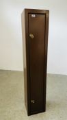 STEEL 4 GUN SECURITY CABINET, W 30CM X D 26CM X H 151CM.