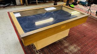 A BESPOKE GLASS TOP RETAIL/DISPLAY CASE ON PEDESTAL BASE, LENGTH 165CM,